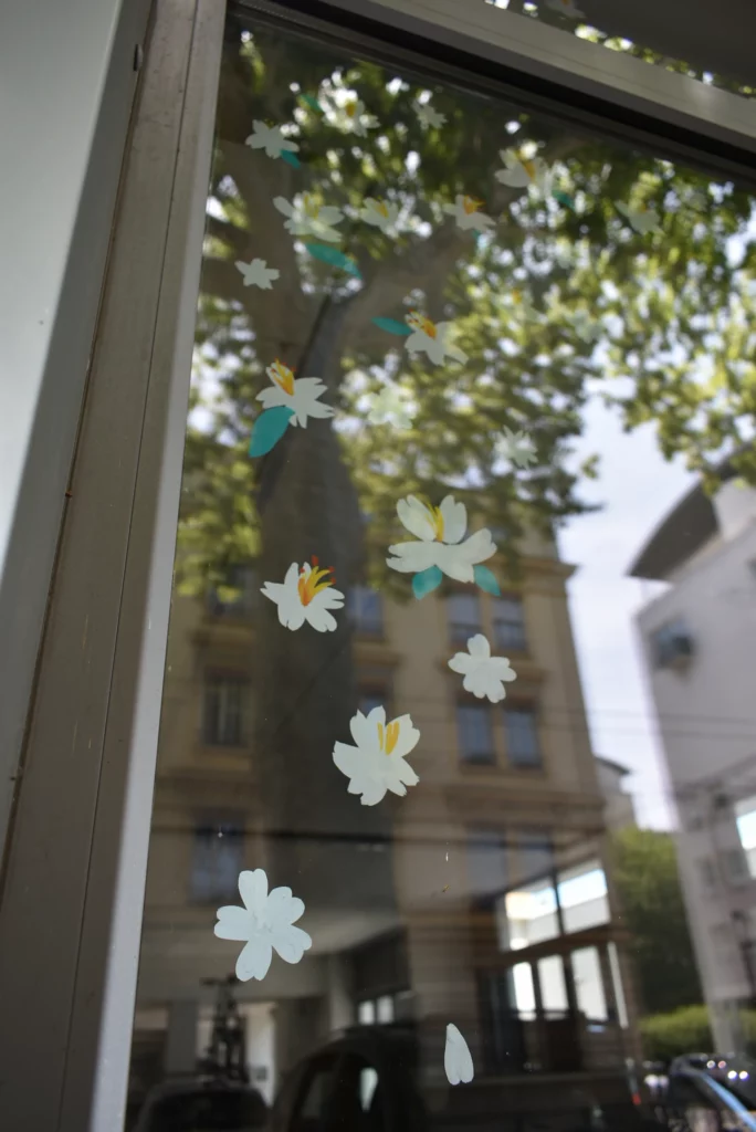 Décoration vitrine printemps 3